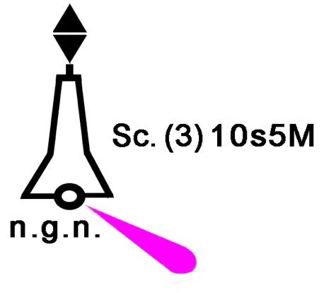 Figura ufficiale della domanda (I principali fanali luminosi e il sistema IALA): Con riferimento alle caratteristiche dei segnalamenti marittimi riportate in una carta nautica, cosa indica la sigla alfanumerica posta lateralmente alla boa luminosa di fianco rappresentata?