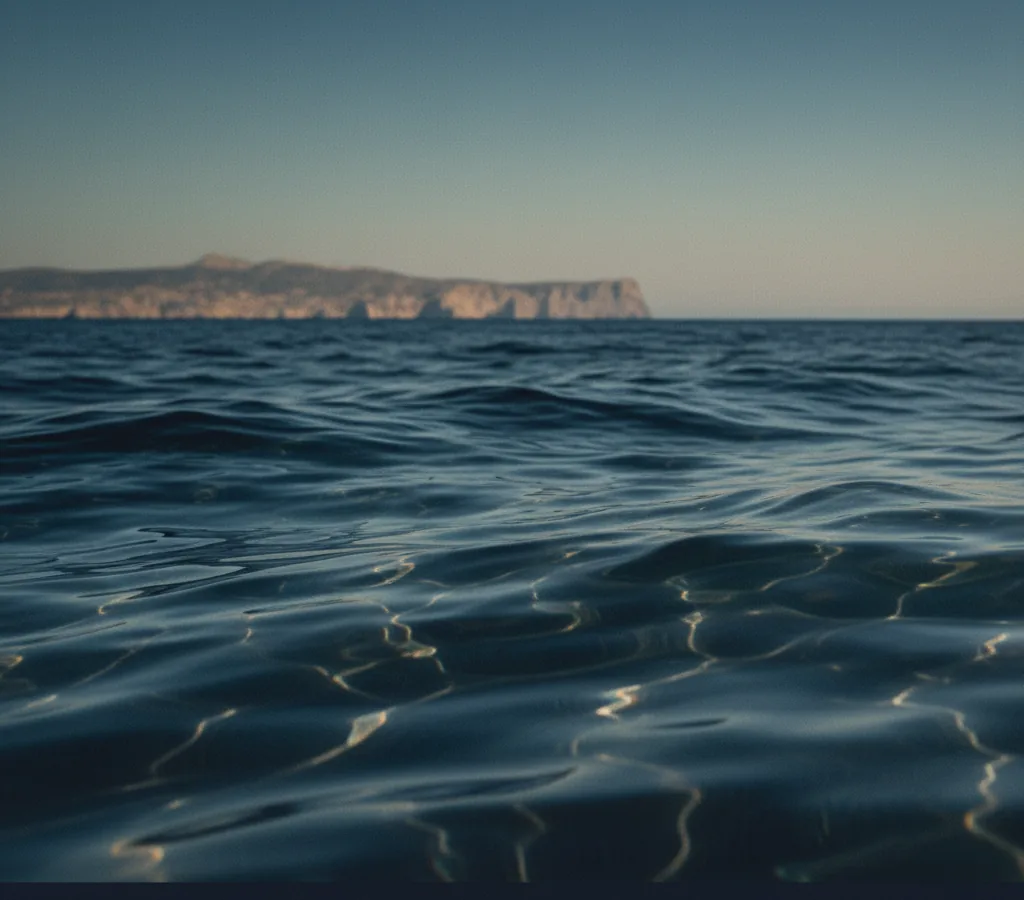 Mare mediterraneo con costa siciliana sullo sfondo