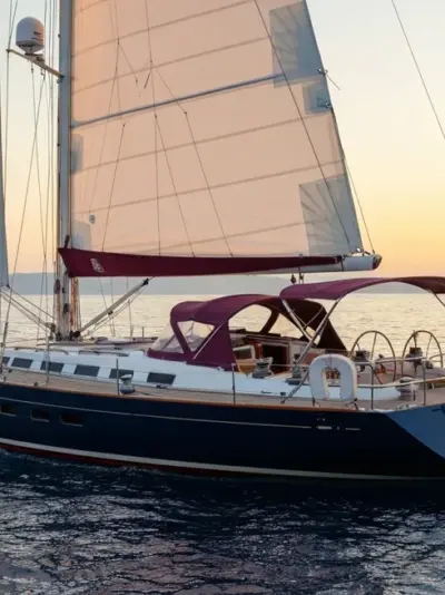 Yacht italiano al tramonto in Mediterraneo