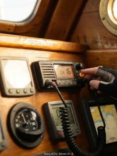 VHF Marino: Come Usare la Radio di Bordo