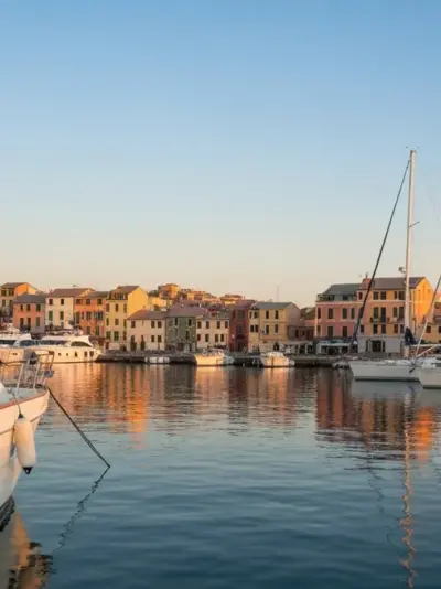 Imbarcazioni ormeggiate in marina italiana al tramonto