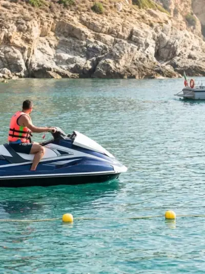 Moto d acqua in navigazione diurna vicino alla costa: guida a chi puo condurla senza patente e con la patente D1